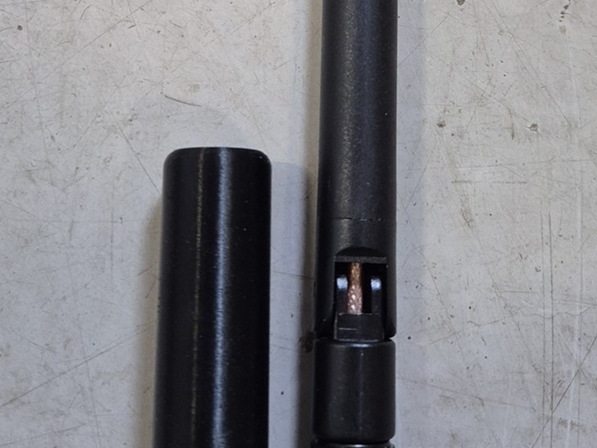 Antenne til Seeed Studio Solar Node ved siden av den 3D-printede hylsen som holder vinkelleddet rett