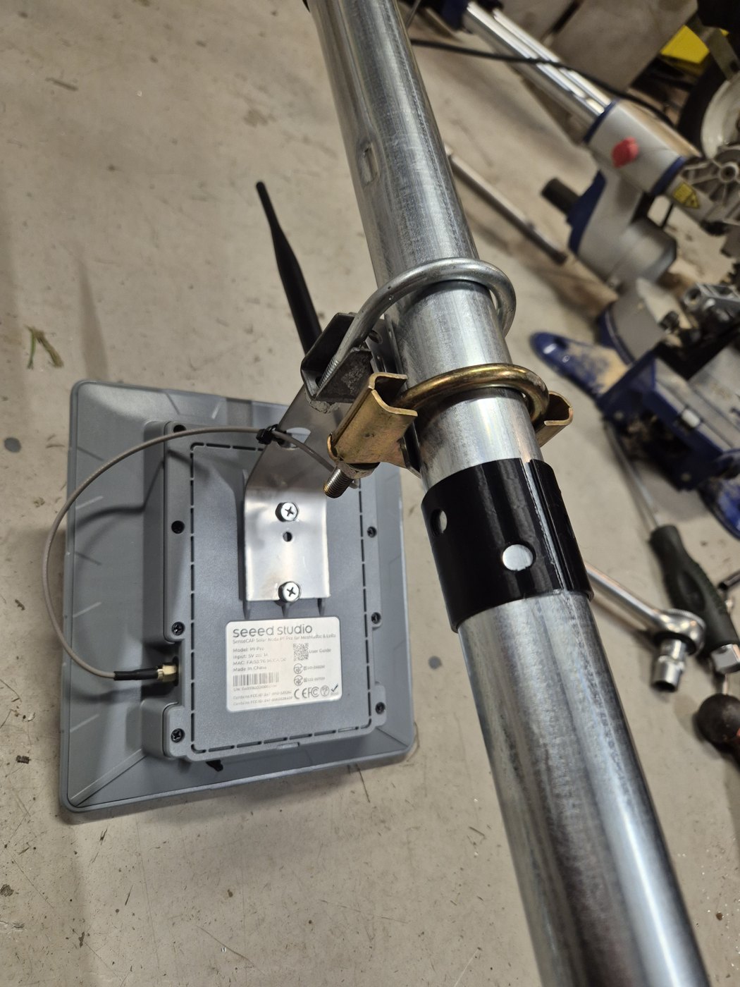 Detalj fra selvbygget mast med klemmer, innfesting og elektronikkapsling.